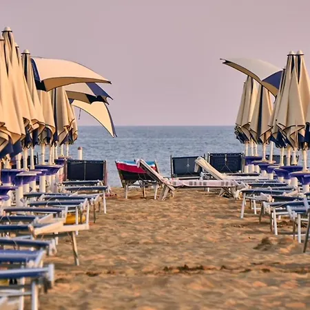Beachside Comfort In A Great Location Apartment